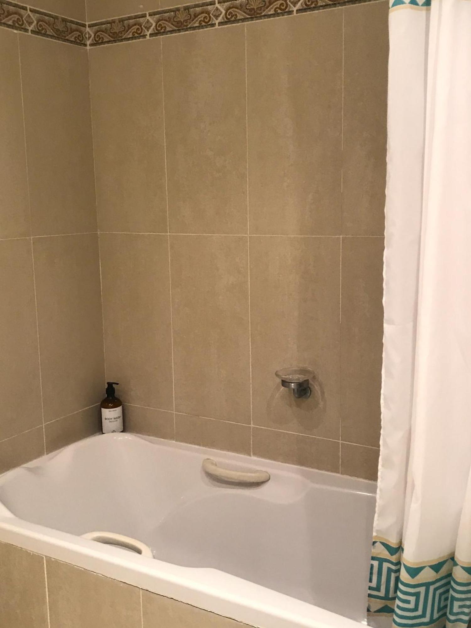 Habitacion Deluxe Con Bano Privado En Atalaya Apartagolf, Estepona Eksteriør billede