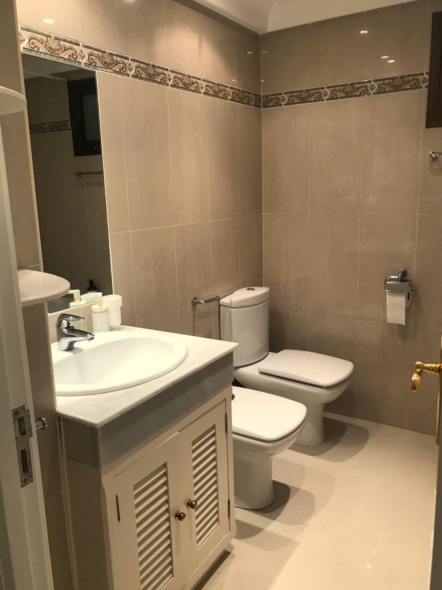 Habitacion Deluxe Con Bano Privado En Atalaya Apartagolf, Estepona Eksteriør billede